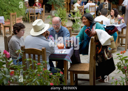 Mexiko, Chiapas, San Cristobal de Las Casas, Patio, Terrasse im Restaurant. Alte Frau mit souvenirs Stockfoto
