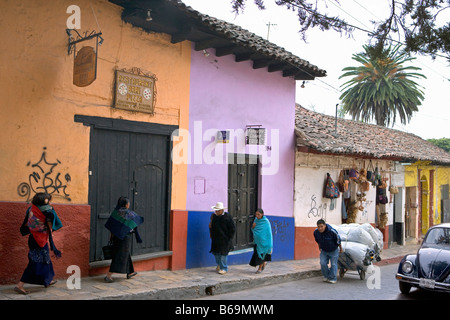 Mexiko, Chiapas, San Cristobal de Las Casas, Angehörige der ethnischen Gruppe der Tzotzil-Indianer auf Straße Stockfoto