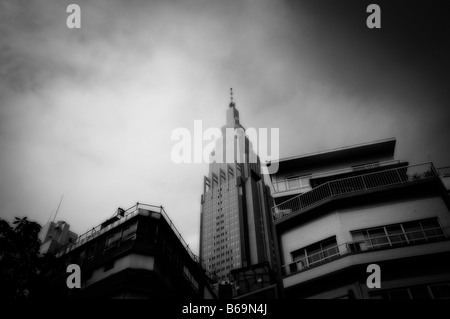 NTT DoCoMo Yoyogi Gebäude im Hintergrund von Shinjuku Gebilde. Wolkenkratzerviertel Shinjuku. Tokyo. Japan Stockfoto