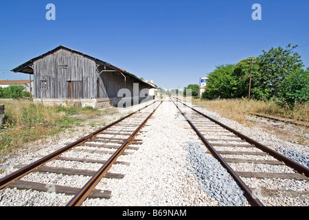 Spuren in der verlassenen Bahnhof Crato konvergieren. Eines der vielen deaktivierten Stationen innen Portugal (Alentejo). Stockfoto