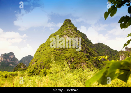 Niedrigen Winkel Aussicht auf Hügel reicht, Yangshuo, Provinz Guangxi, China Stockfoto