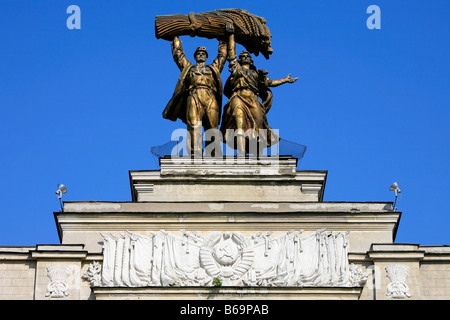 Statue von Arbeiter und Kolchos Frau auf den Haupteingang an der All-Russian Exhibition Center in Moskau, Russland Stockfoto
