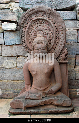 Stupa 1 oder große Stupa: beschädigt buddhistische Statue außerhalb der Rastplatz in der Nähe von Stupa. Sanchi, Madhya Pradesh, Indien. Stockfoto