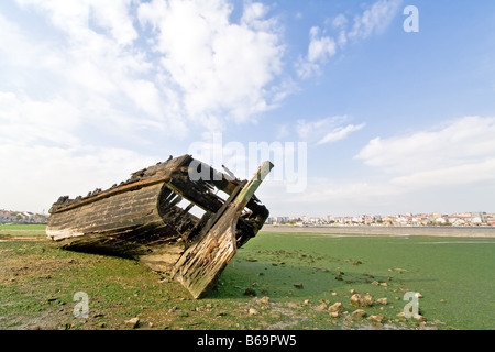 Alte traditionelle Tejo Segelboot verbrannt und zerstört in Seixal Bay (Portugal), in der Nähe von Ecomuseu Municipal (Marinemuseum). Stockfoto