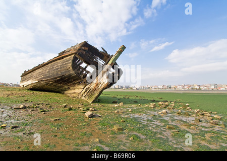 Alte traditionelle Tejo Segelboot verbrannt und zerstört in Seixal Bay (Portugal), in der Nähe von Ecomuseu Municipal (Marinemuseum). Stockfoto
