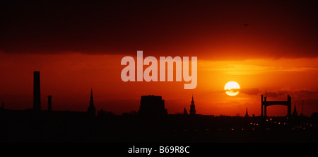 Einen Blick auf den Fluss Lagan von der Albert-Brücke über die Stadt von Belfast bei Sonnenuntergang Stockfoto