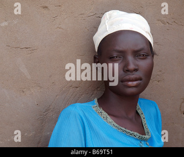 Sudanesische Dinka Mädchen mit Baby Mütze ist bereit zu heiraten. Stockfoto