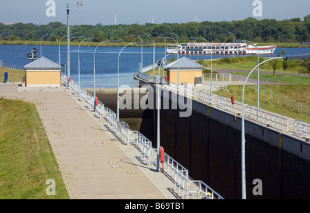 Die Schleuse Rothensee Magdeburg zwischen der Elbe und dem Kanal Mittellandkanal Stockfoto