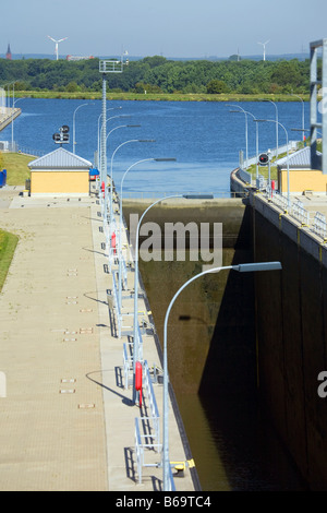 Die Schleuse Rothensee Magdeburg zwischen der Elbe und dem Kanal Mittellandkanal Stockfoto