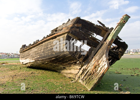 Alte traditionelle Tejo Segelboot verbrannt und zerstört in Seixal Bay (Portugal), in der Nähe von Ecomuseu Municipal (Marinemuseum). Stockfoto