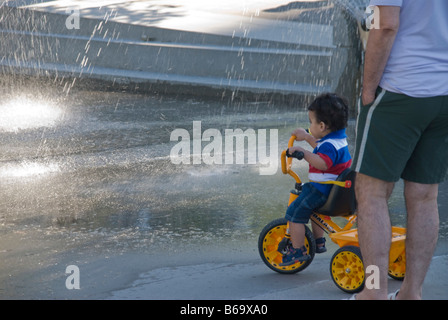 Junge auf gelben Dreirad Stockfoto