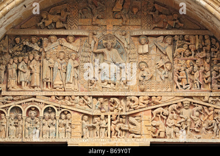 Romanische Skulptur, Stein geschnitzten Flachrelief auf Portal der Abtei Sainte Foy Kirche (1124), Conques, Frankreich Stockfoto