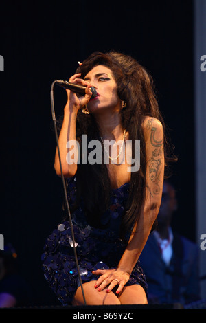 Amy Winehouse-Sängerin, die live auf der Bühne der Pyramide im Konzert auf dem Glastonbury Festival Juni 2008 Stockfoto