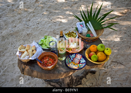 Mexiko, Tulum, Quintana Roo, Auswahl an Speisen am Tisch am Strand Stockfoto