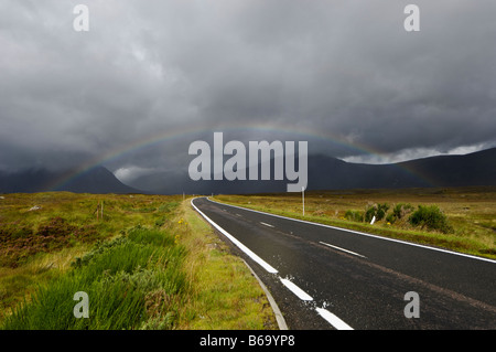 Straße A82 wicklung unter einem Regenbogen auf Rannoch Moor in der Nähe von Glen Coe, Schottland Stockfoto