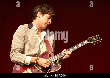 Mark Ronson Musiker und Musikproduzent, die live auf der Bühne im Konzert auf dem Glastonbury Festival Juni 2008 Stockfoto