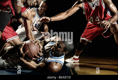 Multi-ethnischen Basketball-Spieler kämpfen für basketball Stockfoto