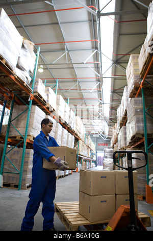 Arbeiter Stapeln Kisten im Lager Stockfoto