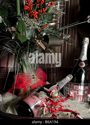 Zwei Flaschen Champagner und Weihnachtsschmuck Stockfoto