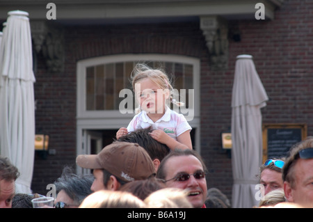 junges Mädchen auf Papas Schultern im Publikum bei outdoor-event Stockfoto