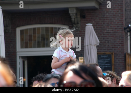 junges Mädchen auf Papas Schultern im Publikum bei outdoor-event Stockfoto