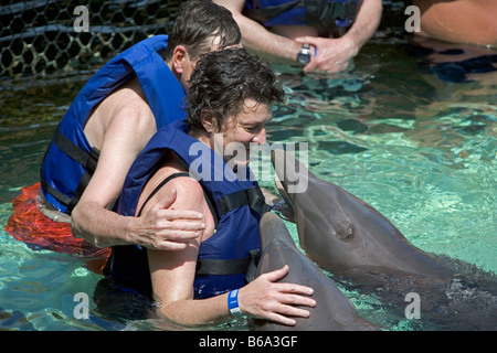 Mexiko, Quintana Roo, Xel Ha, Xel-Ha Natur / marine park, Touristen, mit Delfinen zu schwimmen. Stockfoto