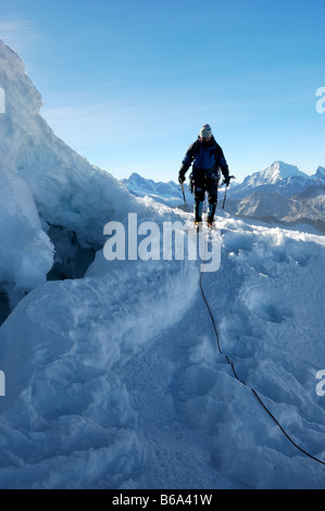 Bergsteiger auf Vallunaraju Berg auf der Col Anden Ancash Provinz Peru Südamerika Stockfoto