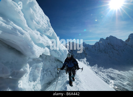 Kletterer auf Vallunaraju Berg in der Nähe von Nordgipfel Anden Ancash Provinz Peru Südamerika Stockfoto