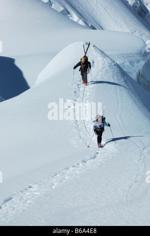 Zwei Bergsteiger auf Vallunaraju Berg Anden Ancash Provinz Peru Südamerika Stockfoto