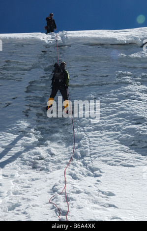 Zwei Bergsteiger auf Vallunaraju Berg Anden Ancash Provinz Peru Südamerika Stockfoto