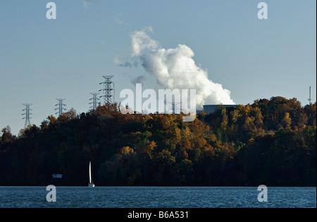 Segelboot auf Watts Bar See mit Kühltürmen der nukleare Kraftwerk in Rhea County Tennessee Watts Bar Stockfoto