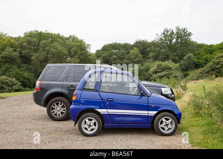 Elektroauto neben Allradantrieb Stockfoto