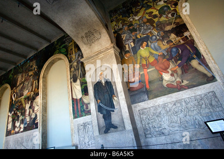 Mexiko, Cuernavaca, Wandmalereien von Diego Rivera im Palacio de Cortes Stockfoto