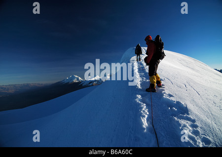 Zwei Kletterer auf Vallunaraju Berg wichtigsten Gipfel Grat Anden Ancash Provinz Peru Südamerika Stockfoto