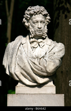 Statue von Russlands berühmtester Dichter Alexander Pushkin (1799-1837) in den Gärten des Palastes haben in der Nähe von Moskau, Russland Stockfoto