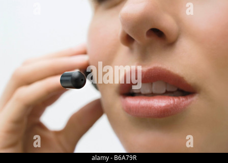 Eine Frau trägt ein Kopfhörer Stockfoto