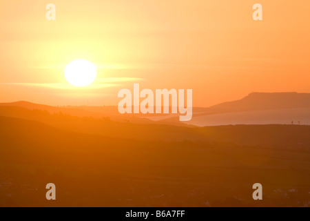 Sonnenaufgang über Chesil Beach in der Ferne Dorset England UK Stockfoto