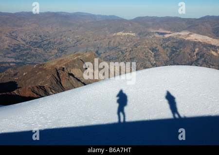 Schatten der beiden Bergsteiger auf Vallunaraju Berg Anden Ancash Provinz Peru Südamerika Stockfoto