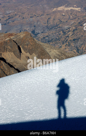 Schatten der Kletterer auf dem Berg Vallunaraju Andes Provinz Ancash Peru Südamerika Stockfoto