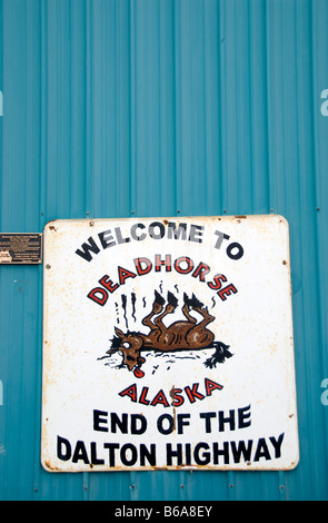 Ein Zeichen außerhalb der Gemischtwarenladen in Deadhorse, Alaska Stockfoto