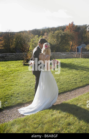 Ein Hochzeitspaar zu Fuß entlang eines Pfads Stockfoto