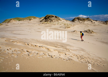 Frau zu Fuß in Wydma Czolpinska Sanddünen Slowinski Nationalpark Polen Stockfoto