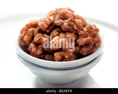 Walnüsse in einer kleinen Schüssel Stockfoto