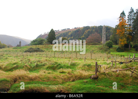 Glendalough (Tal der zwei Seen) ist eine frühe kirchliche Besiedlung im 6. Jahrhundert von St. Kevin gegründet. Stockfoto