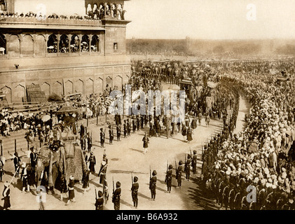 Lord Curzon britischen Vizekönig von Indien in Delhi auf einem Elefanten mit Lady Curzon 1902. Foto Stockfoto