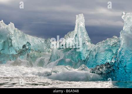 USA Alaska Tongass National Forest Tracy Arm Furten Terror Wildnis tief blauen Eisberg schwebt in der Nähe von Eingang Holkham Bucht Stockfoto