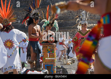 Mexiko, Teotihuacan, indianischen Ruinen. Frühlings-Tagundnachtgleiche. Beginn des Frühlings. 21. März. Menschen in indische Tracht gekleidet Stockfoto