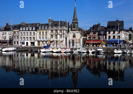 Old Port, einschließlich St.-Stephans Kirche, jetzt das Musée De La Marine - Marinemuseum, Honfleur, Normandie, Frankreich Stockfoto