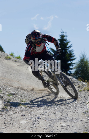 Downhill Mountainbiker schnell reiten Stockfoto