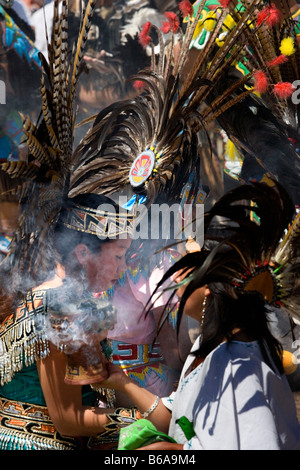 Mexiko, Teotihuacan, indianischen Ruinen. Frühlings-Tagundnachtgleiche. Beginn des Frühlings. 21. März. Menschen in indische Tracht gekleidet Stockfoto